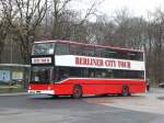 berlin MAN-Doppeldecker Sightseeing-Bus an der Haltestelle Tiergarten Philharmonie.