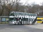 berlin Volvo-Doppeldecker Sightseeing-Bus an der Haltestelle Tiergarten Philharmonie.