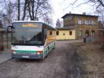 setra-s-300er-serie Im Moment gibt es nichts zu tun f�r Wagen 368 der BBG. Also wartet der Setra 315 UL am alten Bahnhof in Sch�nwalde auf seine Abfahrtzeit. Der neue Bahnhof von dem aus die Heidekrautbahn von und nach Berlin-Karow f�hrt befindet sich ca 200 m entfernt.