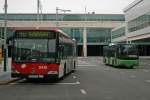 St�dtischer Bus trifft auf Flughafenbus: Links ein Mercedes-Benz O530 der ...