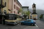 Tessin Auf der FART-Linie nach Mergoscia setzt die FART immer noch auf die bei den PostAuto-Betrieben in der Region bereits ausrangierten Neoplan N208K. Die Aufnahme vom Wagen 52 (Bj 2000) entstand am 6.5.2010 bei der Endstation in Mergoscia. Nicht nur das Wendeman�ver auf dem schmalen Dorfplatz, auch zwei Kurven auf der Linie k�nnen nur mit rangieren absolviert werden. 