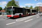 hamburg Der 2008 f�r die HHA gebaute Gelenkbus vom Typ MB O530G(Facelift) mit der Nummer 7951 am 5.Mai 2010 bei der Einfahrt in die Busanlage Barmbek