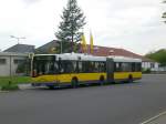 berlin Solaris Urbino auf der Linie 135 nach S+U Bahnhof Rathaus Spandau an der Haltestelle Spandau Am Omnibushof.