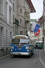 luzern Der Luzerner Twin Coach/Herkules 38-S-DT Nr. 76 und der Basler Saurer 4 BPO Nr. 2 fahren durch die Bahnhofstrasse.