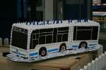 verkehrsbetriebe-luzern-vbl Die Verkehrsbetriebe Luzern feiern im Jahr 2010 ihr 111 j�hriges Bestehen, deshalb wurde ein Jubil�umskuchen in Form eines Gelenk-Autobusses gebacken. Hier pr�sentiert am Jubil�umsanlass am 8. Mai 2010.