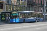 neoplan-n-44-serie-centroliner Eine seltene Erscheinung sind in Barcelona Busse in blau, aber auch 15m Busse und 2 t�rige Fahrzeuge sind selten. Dennoch gibt es einige Neoplan N4420 eines privaten Unternehmens, die alle oben genannten Kriterien erf�llen. Diese verkehren von der U-Bahnstation Paral.lel, wo ich das Bild aufgenommen habe, zum Hafen.