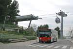 mercedes-benz-o-405-n-niederflur-stadtversion Oben auf dem Montju�c angekommen, trifft der Bus auf die Seilbahn. Hier ein anderer Mercedes-Benz/Castrosua O405N2, dass sie keine Werkskarosserie tragen, l�sst sich �brigens von hinten leicht erkennen.