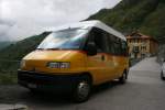 Tessin Die Strecke Muggio - Scudellate geh�rt zu den engsten Strassen im Tessin. Selbst der eingesetzte Fiat Ducato (TI 70'236, 2001) kann die Kehren nicht in einem Zug durchfahren. Aufnahme am 8.5.2010 bei der Endstation Scudellate. 