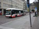 hamburger-hochbahn-ag-hha Ein Bus der HHA verl��t gerade die Haltestelle am Rathausmarkt in Hamburg. Er f�hrt auf der Linie 5 nach Nedderfeld.