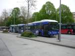hamburger-hochbahn-ag-hha Ein �berlanger vanHool-Gelenkbus wartet auf seinen n�chsten Einsatz am ZOB in Hamburg