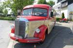 geilenkirchen Dieser 90-ziger Mercedes Benz Bus aus dem Jahr 1953 ist bei den Kreiswerken Geilenkirchen im Einsatz f�r Sonderfahrten. Hier am 24.5.2010 bei der beliebten M�hlentour, bei der 3 Windm�hlen von Schierwaldenrath aus angesteuert werden.