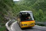 Tessin PU Starnini, Tenero, TI 45'154 (Neoplan N312K, 1998) am 7.6.2010 unterhalb Loco im Onsernonetal. 