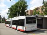 winterthur Swisstrolley 3 bei Stadtbus Winterthur: mit Abdeckkappen auf den R�dern, nur die hinterste Achse ist angetrieben, keine Fangseile an den Stromabnehmern.