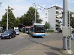 zurich VBZ Nr. 71 (Hess Lightram3 BGGT-N2C) am 30.6.2010 beim Farbhof, wo der Wagen zuerst eine Ehrenrunde macht, bevor er an seiner Kante anh�lt.