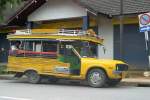 sonstige Song Teow am 27.Oktober 2005 in Phuket Town. Diese umgebauten Pick Up's oder auch LKW's werden in ganz Thailand f�r den Nahverkehr eingesetzt. Das Wort Song (thail.: zwei) Teow (thail.: B�nke) beschreibt eindeutig den Umbau mit 2 B�nken in L�ngsrichtung.
