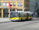 berlin Solaris Urbino auf der Linie 195 nach S-Bahnhof Marzahn am U-Bahnhof Hellersdorf.