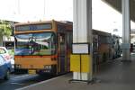 sonstige Bus der Linie 555 mit der Nr. 1-66301 am 23.Mai 2007 vor der Ankunftshalle des Domestic-Terminal des Don Muang Airport in Bangkok.
Die Linie 555 ist der Airport-Shuttle zwischen den beiden bangkoker Flugh�fen Don Muang und Suvarnabhumi.
