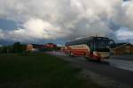 Scania Sonstige Modelle Eskelinen (bzw. offiziell Eskelisen Lapin Linjat) betreibt seit 1928 Linienbusse im Finnischen Lappland. Die Fahrzeuge erreichen auch regelm�ssig Norwegen, so zum Beispiel dieser Scania/Eagle K114, unterwegs am Abend des 20.6.2010 bei Inari in Richtung Vads�.