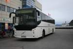 volvo-sonstige Im Sommer f�hrt drei mal t�glich ein Bus von Honningsv�g auf das Nordkapp; Verantwortlich daf�r ist die FFR, die heute der Veolia geh�rt. Die Neubemalung der Busse ins Veolia-Design zieht sich allerdings schon seit mehr als einem Jahr hin, und der Volvo/Vest B12M, der am 21./22.6.2010 den Nachtkurs gefahren hat, ist gerade in Weiss unterwegs. Aufnahme am 22.6.2010 um 01:30 in Honningsv�g. 