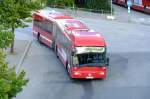 stockholm Auf den l�ngeren Linien kommen die roten Wagen zum Einsatz, so auch dieser bereits etwas �ltere Gelenkbus Typ Volvo 8500, aufgenommen am 15.6.2010 am Slussen. 