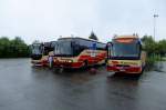 Volvo 9700 Hauptsitz und -Knotenpunkt von Eskelisen ist Rovaniemi, laut Eigenwerbung 'im Herzen Lapplands'. Am Morgen des 20.6.2010 sind hier gleich drei Reisebusse anwesend: Links ein Scania K114 Richtung Muonio - Kittil� - Troms�, Rechts ein Volvo 9700 Richtung Ivalo - Inari - Nordkapp und dazwischen ein �lterer Volvo, soeben angekommen als Nachtbus aus Helsinki. 
