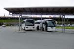 Volvo 9700 Die Macke, mit weissen und unbeschrifteten Bussen Linienkurse auszuf�hren, ist bei Veolia Transport Nord leider recht verbreitet. Am 28.6.2010 standen aber im Busbahnhof Narvik gleich zwei weisse Busse verschiedener Besitzer nebenander: Links ein Volvo 9700 von Veolia als Lofotekspressen ins 6 Stunden entfernte Leknes, rechts ein Scania-Irizar von Cominor f�r die relativ kurze Linie nach Ballangen. 