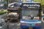 sonstige �berlandbus, Marke MB, steckt am 27.Oktober 2009 im Stau in Hat Yai(Thailand).