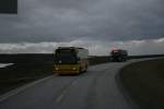 Volvo 9700 Der Besuch eines Kreuzfahrtsschiffes in Honningsvag bedeutet je nach Reiseanbieter f�r Cominor oder Veolia Grossandrang: Mit diversen Reisebussen werden bis zu 1500 Reisende in kurzer Zeit aufs Nordkapp und zur�ck bef�rdert. Zum Einsatz kommen nebst diversen �lteren Kombibussen wie dem Scania/Vest vorne auch ehemalige Volvo-Vorf�hrwagen wie der blaue 9700 im Hintergrund. Die Aufnahme entstand wenige Kilometer unterhalb dem n�rdlichsten Punkt Europas. 