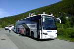 Volvo 9700 Der Volvo 9700 ist im Norden Standardfahrzeug f�r die Express-Buslinien von NorWay. Cominor setzt einige Fahrzeuge des Typs f�r den Nordlandekspressen zwischen Alta, Troms� und Narvik ein, hier bei einer kurzen Essenspause in Burfjord.