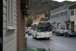 ffr-veolia Nicht allzu h�ufig ist in Skandinavien der Volvo B6BLE. Ein Wagen ist, leider einmal mehr ganz in Weiss, in Hammerfest unterwegs, hier unterwegs vom Spital zum Zentrum. 24.6.2010. 