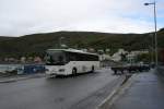 volvo-8700 Ganz in weiss ist dieser Volvo 8700 in 12.9-Meter-Version am 24.6.2010 unterwegs in Hammerfest; An Bord sind Hurtigruten-Passagiere, welche den zweist�ndigen Aufenthalt in der n�rdlichsten Stadt der Welt f�r einen kleinen Landausflug ben�tzen. 