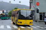 volvo-8700 Eine klare Trennung zwischen Stadt- und �berlandlinien existiert in Bergen Fahrzeugseitig nicht. Der Einsatz von �berlandwagen im Stadtverkehr ist aber bekanntlich im Norden nicht aussergew�hnlich, weshalb mich nach 3 Wochen in Norwegen die diversen 8700LE auf den Bergener Stadtlinien nicht mehr aus der Ruhe bringen konnten. Aufnahme am 7.7.2010 im Zentrum. 