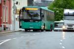 Scania sonstige Der Center von Vest f�hrt auf Scania-Chassis in gr�sseren St�ckzahlen in mehreren Skandinavischen St�dten. In Bergen sind die Wagen in Gr�n unterwegs, unter anderem in Schwachlastzeiten oder als HVZ-Verst�rker auf der Trolleybuslinie 2. Aufnahme am 7.7.2010 im Zentrum. 