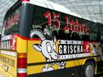 Kt. Graubunden Postbus mit der Werbung f�r 'Radio-Grischa' �ber dem Bhf. von Chur am 24.05.2003.