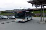 setra-s-400er-serie W�hrend im Hintergrund soeben einen Erzzug aus Kiruna in die gr�sste Erzverladeanlage Europas einf�hrt, erreicht Setra Nr. 301 im Einsatz auf der Linie 15 gerade den Busbahnhof Narvik. 28.6.2010. 