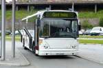 volvo-sonstige Aus der Region Finsnes kommen auch Cominor-Busse im 'falschen' Design nach Narvik, wie dieser �ltere Volvo/Vest-�berlandbus am 28.6.2010. 