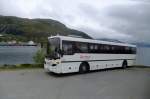 vestfjord-buss-veolia Die Lofoten werden von diversen F�hren bedient. Von Bogenes f�hrt die F�hre nach L�dingen, wo teilweise Busanschluss nach Harstad besteht. Bei meinem Besuch am 28.6.2010 machte der daf�r eingesetzte Scania-Standardbus allerdings gerade Pause am F�hranleger. 