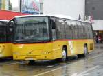 Postauto Postauto - Volvo 8700 unterwegs auf der Linie 136 bei der Haltestelle vor dem Bahnhof Aarau am 23.07.2010