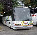 niederosterreich Ein MAN NEOPLAN eines Scheibbser Reiseunternehmers (Nieder�sterreich) parkt am 25.7.2010 in Krems an der Donau bei der Schiffanlegestelle.