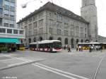 stgallen St.Gallerbus Nr. 171 (Hess Swisstrolley 3 BGT-N2C) am 25.7.2010 beim Einbiegen auf den Bahnhofplatz. Die Situation ist angespannt, denn an diesem Tage hatte der FCSG ein Heimspiel, und ruhig geht es dann nicht immer zu und her, wie man dann am Abend der Presse entnehmen konnte.