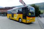 Postauto Rechtzeitig auf die Sommersaison beschaffte die Regie Sion auch f�r den Standort St. Martin Irisbusse, allerdings in verk�rzter 10.6-Meter-Ausf�hrung. Das Foto zeigt Wagen 22/VS 365'403 am 24.7.2010 am Bahnhof Sion. 