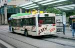 MAN Niederflurbus 1. Generation Wagen 706 der Saarbahn AG am 07.09.07 am Hauptbahnhof Saarbr�cken als Schulbus. Tr�gt die Werbung City Schuhhaus