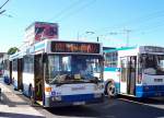 gdingen-gdynia Obus Nr. 3046, Linie 22 und Jelcz-Obus Linie 21 im Juni 2005 vor dem Bahnhof Gdynia Glowna