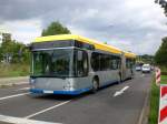 Mercedes-Gelenkbus auf Betriebsfahrt an ...  Alex 03.09.2010