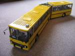 Ikarus Bild 2 von 3,

Modell eines Ikarus 280.03 (�berlandgelenkbus 2 T�ren) im Ma�stab 1:20 (2006) Das Modell habe ich selbst gebaut. (ca. 400 Stunden) 
Es ist ein Nachbau vom:
KOM 7823812, Baujahr 1987, Kennz. RPU 9-51(ab 1992 MEI-AS 6)  unter MB 21-305, ge�ndert (vermutl. 1990) in 21-502, 53 Sipl/63Stpl
Im Einsatz seit 1987 beim VEB Kraftverkehr Mei�en ab 1992 Verkehrsgesellschaft Mei�en (VGM) bis 1995.
Er wurde vorwiegend auf der Linie 400 Spitzgrund – Friedewald eingesetzt.
