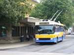 NAW Trolleybus Trolleybus Nr 111 ( NAW -Hess -Siemens Bt 5-25  ) bei der Ausfahrt von der Haltestele vor dem SBB Bahnhof in La Chaux de Fonds am 07.09.2007