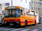 innviertel STEYR-Postbus nach Antiesenhofen (�ber Obernberg) bei der Durchfahrt in Ried i.I., mit einigen interessanten 'Spiegelungen' u.a. auch der hl.Nepomuk;  070921