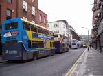 dublin Nahe der Central-Haltestelle zweigt eine Einbahnstra�e ab, sie wird benutzt zum Abstellen von Busen, die gerade Pause machen, Februar 2005