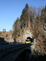 Postauto Setra S313UL ausserhalb von Sch�pfheim.(9.2.2008)