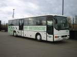 pirna----oberelbische-verkehrsgesellschaft PIR-K 415 im OVPS Betriebshof Pirna am 27.02.08
Das Fahrzeug ist 07/1997 an unseren Betrieb als Neufahrzeug geliefert worden und hat somit gleich 11 Dienstjahre hinter sich.
Gekauft und ausger�stet als sogenannter 'Doppelverdiener' mit K�hlschrank, K�che und Gardinen. Nach meiner Ansicht sehr sch�n umgesetztes Design mit den beiden Hauptfarben Hell und Dunkelgr�n unseres Fuhrparkes am Fahrzeug. Mein pers�nliches I-T�pfelchen an diesem �L 313 ist das noch verbaute 'sch�ne' K�hlergrill welches bei neueren �L 313 nur noch durch ein unansehnliches Blech ersetzt wurde. Die alte Lady hat 310 PS und der aktuelle Tachostand ist etwas �ber '990.000' Kilometer- es gibt somit bald Freikaffee!!!